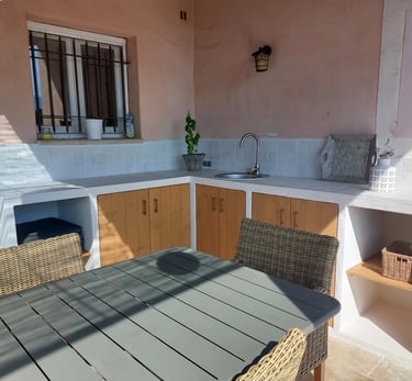 Vue de la cuisine extérieure pour des repas en toute convivialité