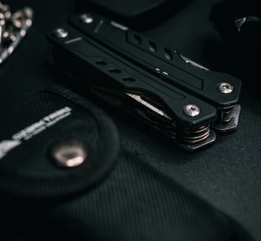 Multitool EDC aberto mostrando alicate faca e ferramentas para Everyday Carry