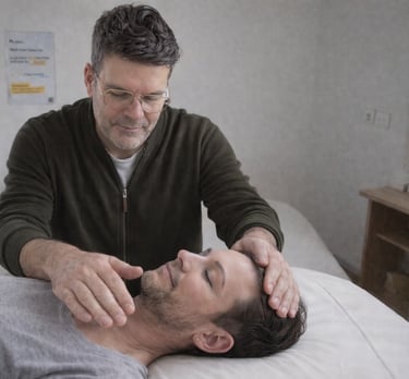 Thomas Beaucher en pleine séance de magnétisme sur un consultant