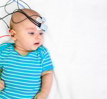 Um bebê fazendo o exame Emissões Otoacústicas