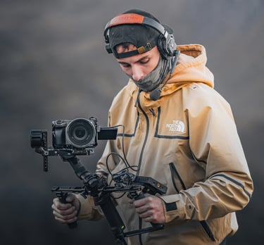 homme filmant avec sa caméra.