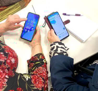 dos personas navegando en aplicaciones con sus móviles