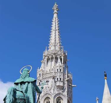 elementi architettonici di budapest. statua in bronzo e sullo sfondo grande torre in granito