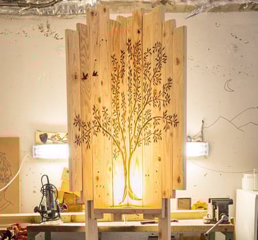 Décoration d 'angle en bois de palette et résine époxy, gravure personnalisée et éclairage spot