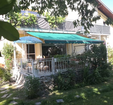 Blick auf deine Terrasse vom Garten aus