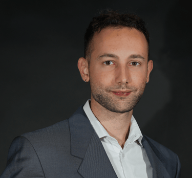Jérémy Stern, portrait de face, en costume