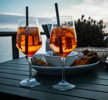 Aperol_spritz_cocktails_near_beach