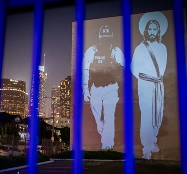 Projeções , como "Ice Jesus" (Jesus sendo detido por um oficial de imigração) 