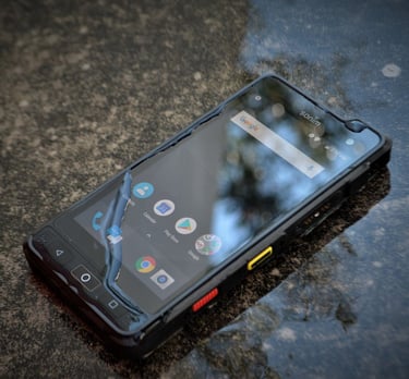Sonim XP8 en el suelo con agua, ULTRA USO RUDO