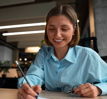 mulher feliz com seu planejamento financeiro