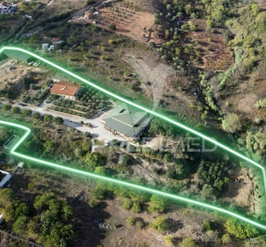 Terreno com três edifícios em Alenquer.