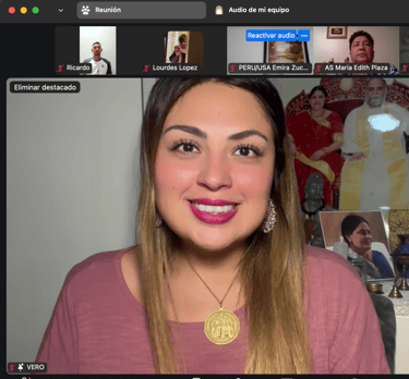 una mujer latina con un collar dorado meditando