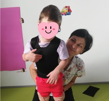 un niño pequeño que usa productos misara en terapia