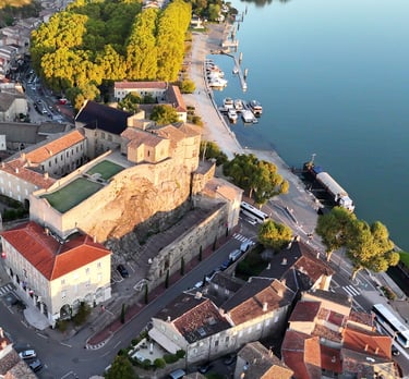 Vue aérienne de Tournon sur Rhône avec son château et les quais du Rhône