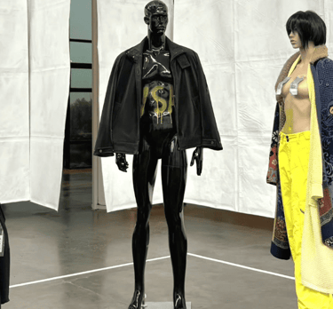 A presença de Isa Genzken na 36ª Bienal de São Paulo solidifica a mostra como um palco essencial .