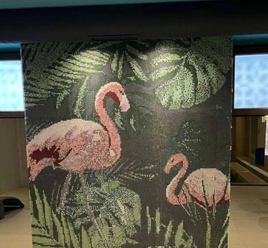 **Glasmosaik mit Flamingos – Exotische Kunst für stilvolle Räume** Detailreiches **Glasmosaik mit