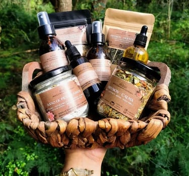 set de productos de shamana en un cesto de mimbre