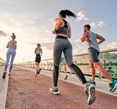 a group of people running on a bridge Textil-A