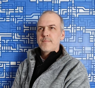 artiste devant son oeuvre, le regard vers l'horizon