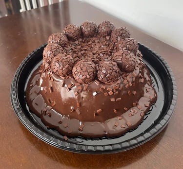 Deliciosa sobremesa chocolateira com cobertura de ganache, granulados e bombons, perfeita para festa