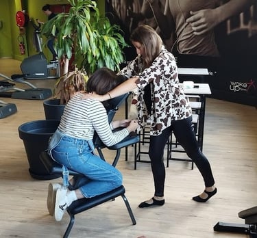Un massage assis sur une personne détendue, installée sur une chaise ergonomiqu