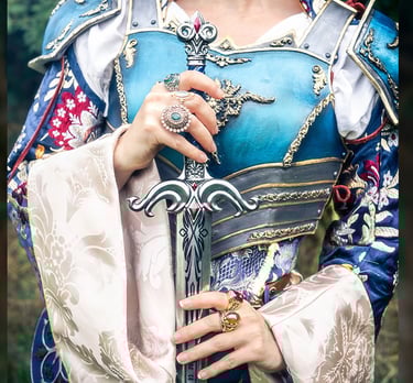 Création unique d'une armure et d'une veste porté par une femme tenant son épée