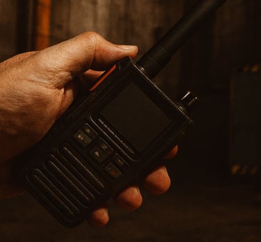 Radio PGT70 de PttGlobal en entorno Industrial