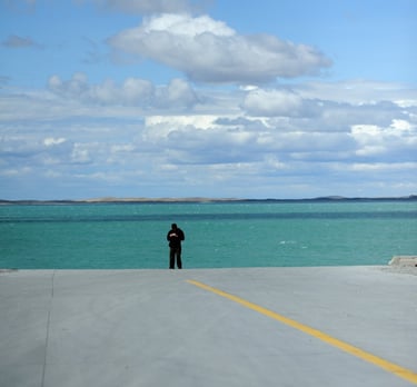 Un homme seul face au fleuve en Patagonie