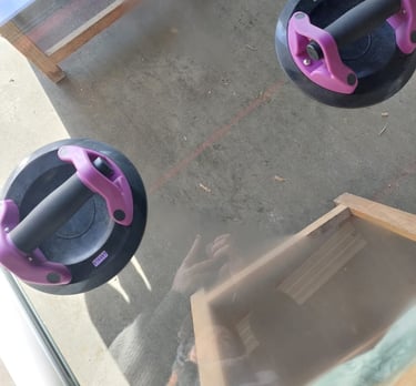 changement de vitres avec deux ventouses faits par un artisan menuisier en Vendée