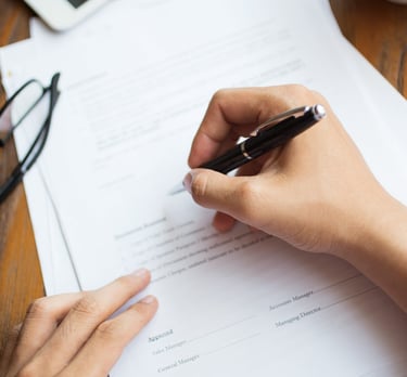 Firma de contrato de seguro para servicio de guardamuebles para estudiantes en Madrid