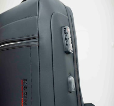 Foto con plano gran angular de la mochila de viaje resistente de BuonDress con enfoque principal al sistema de seguridad PIN