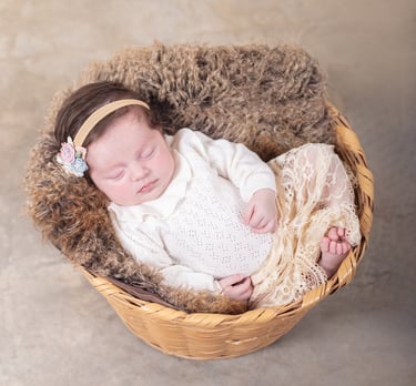 una bebé dormida en un cesto de paja