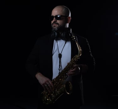 Saxofonista en restaurante