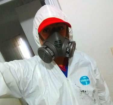 técnico com roupa protetora para dedetização