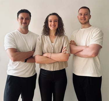 FRAMA Teamfoto – Johannes, Eva und Linus vor weißem Hintergrund