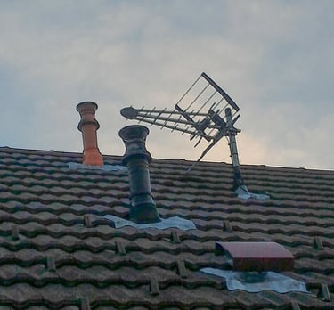 Technicien Phonie-Sat posant une antenne UHF à Aix-les-Bains