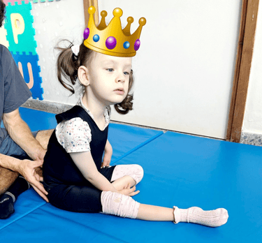 una pequeña reina usando productos misara en terapia
