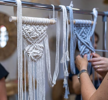 Proyecto de arte colgante de pared de macramé hecho a mano, tejido con cordón de algodón blanco sobr