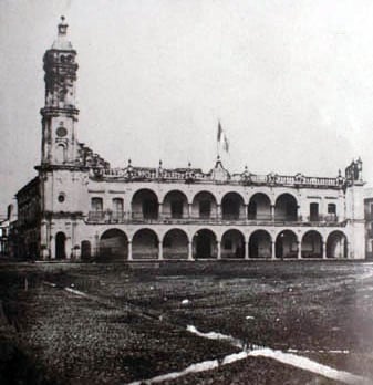 Vintage photo of the historic Veracruz City Hall with its arched facade and clock tower.