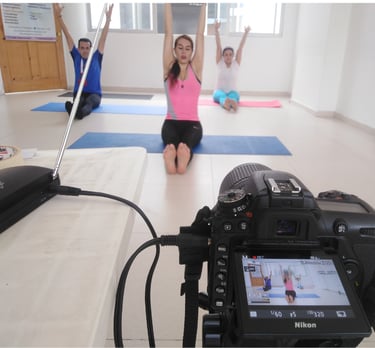 mujer haciendo clase de yoga virtual