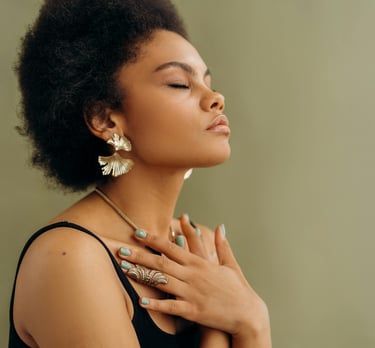 Une femme qui ferme les yeux et prend du temps pour son introspection