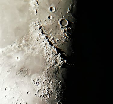 Catena montuosa Appennini; i tre crateri dal più grande,: Archimede, Aristillus e Autolycus.i