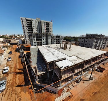 Construção de edifício comercial utilizando lajes pré-moldadas da LajeForro em Goiás, mostrando