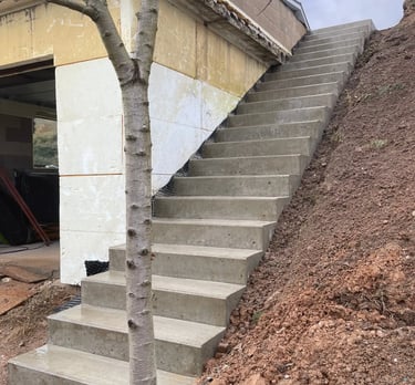 tiesūs lauko betoniniai laiptai