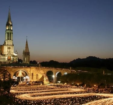 Images du sanctuaire de Lourdes pendant la procession des bougies pendant la procession des bougies