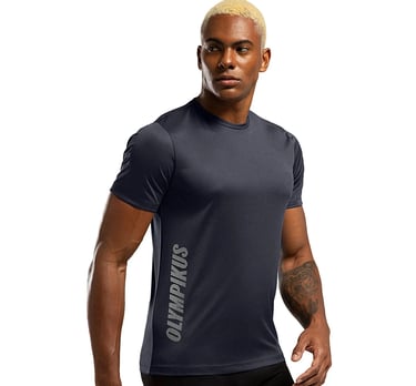 Modelo masculino vestindo camiseta básica preta Olympikus com logo
