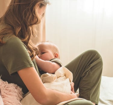 Žindymo konsultantė Eglė Gurčinė bendrauja su mama per žindymo konsultaciją.