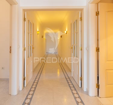 Corredor de moradia no Entroncamento. 