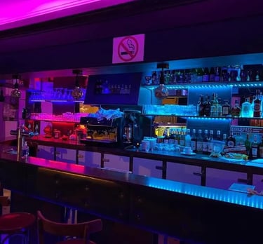 Intérieur du restaurant Les 3 Roses à Nevers avec éclairages colorés et ambiance moderne