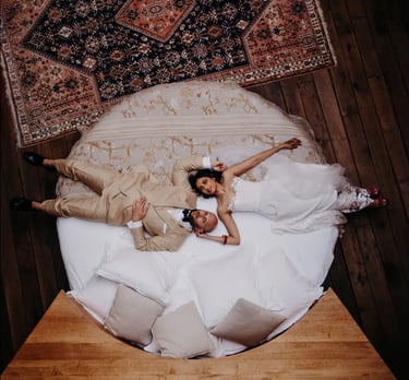 mariés sur un lit